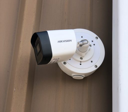 A cctv camera mounted on the side of a building.
